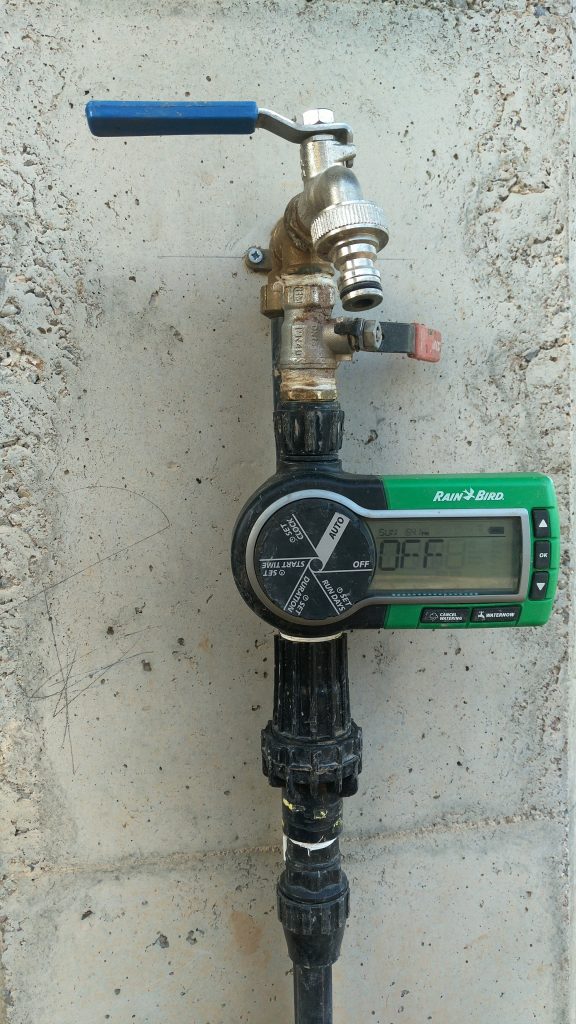 Instalación de programador de riego por goteo a pilas de grifo con regulador de presión válvula de paso