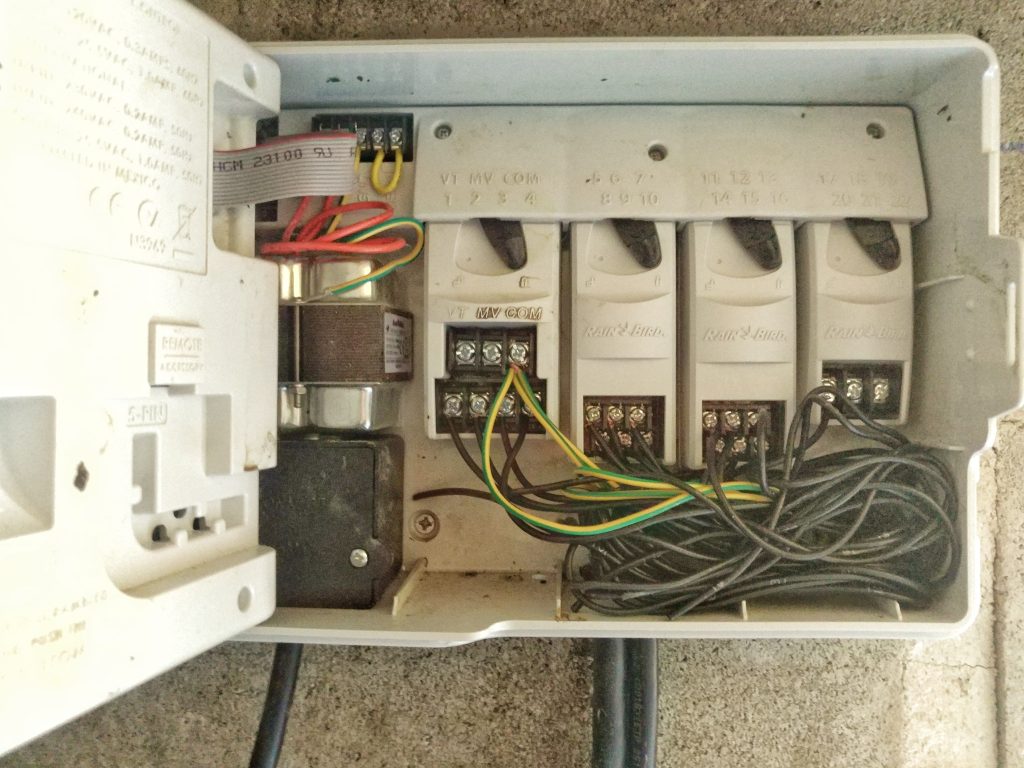 conexiones eléctricas entre el programador de riego y las electroválvulas