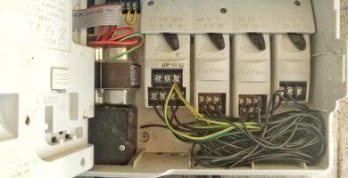 conexiones eléctricas entre el programador de riego y las electroválvulas